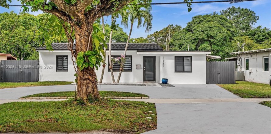 House in North Miami, Florida 4 bedrooms, 160.16 sq.m. № 2069773