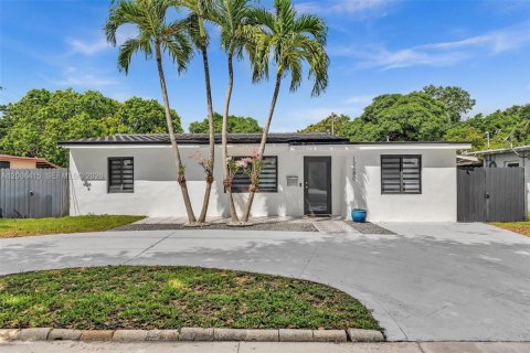 House in North Miami, Florida 4 bedrooms, 160.16 sq.m. № 2069773 - photo 3
