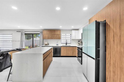 House in North Miami, Florida 4 bedrooms, 160.16 sq.m. № 2069773 - photo 19
