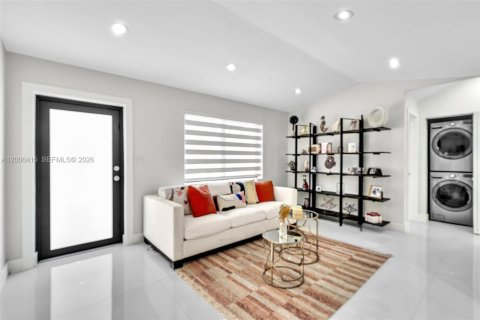 House in North Miami, Florida 4 bedrooms, 160.16 sq.m. № 2069773 - photo 8