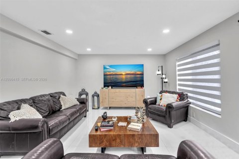 House in North Miami, Florida 4 bedrooms, 160.16 sq.m. № 2069773 - photo 29