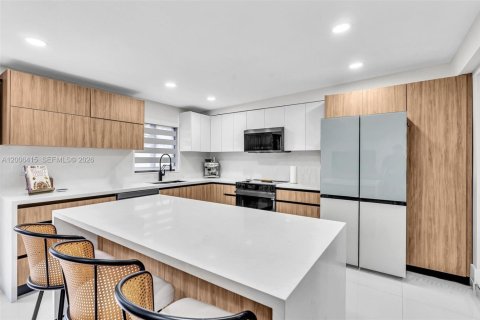 House in North Miami, Florida 4 bedrooms, 160.16 sq.m. № 2069773 - photo 24