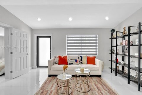 House in North Miami, Florida 4 bedrooms, 160.16 sq.m. № 2069773 - photo 10
