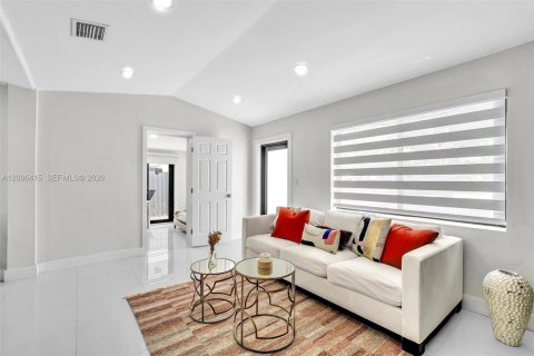 House in North Miami, Florida 4 bedrooms, 160.16 sq.m. № 2069773 - photo 11