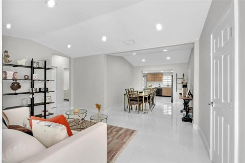 House in North Miami, Florida 4 bedrooms, 160.16 sq.m. № 2069773 - photo 12
