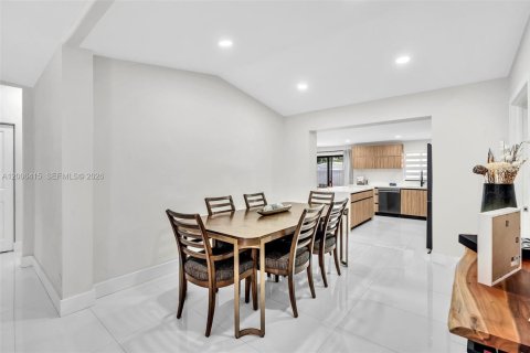 House in North Miami, Florida 4 bedrooms, 160.16 sq.m. № 2069773 - photo 17
