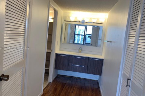Condo in Hallandale Beach, Florida, 2 bedrooms  № 1921023 - photo 12