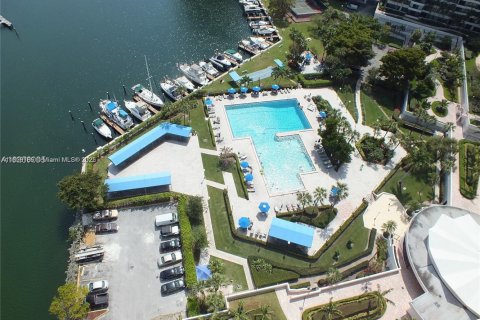 Condo in Hallandale Beach, Florida, 2 bedrooms  № 1921023 - photo 28