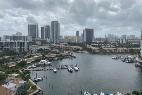 Condo in Hallandale Beach, Florida, 2 bedrooms  № 1921023 - photo 24