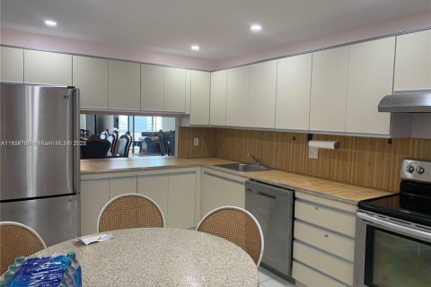 Condo in Hallandale Beach, Florida, 2 bedrooms  № 1921023 - photo 9