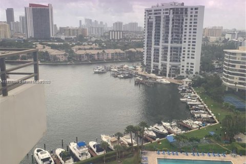 Condo in Hallandale Beach, Florida, 2 bedrooms  № 1921023 - photo 25