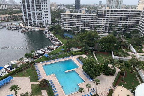 Condo in Hallandale Beach, Florida, 2 bedrooms  № 1921023 - photo 19