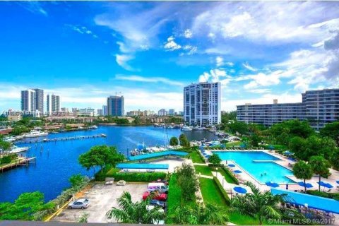 Condo in Hallandale Beach, Florida, 2 bedrooms  № 1921023 - photo 1