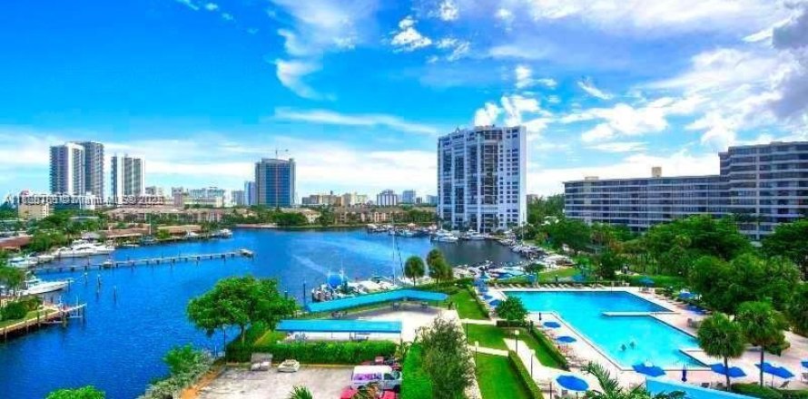 Condo in Hallandale Beach, Florida, 2 bedrooms № 1921023