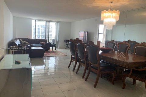 Condo in Hallandale Beach, Florida, 2 bedrooms  № 1921023 - photo 7