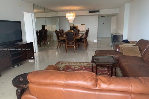 Condo in Hallandale Beach, Florida, 2 bedrooms  № 1921023 - photo 11