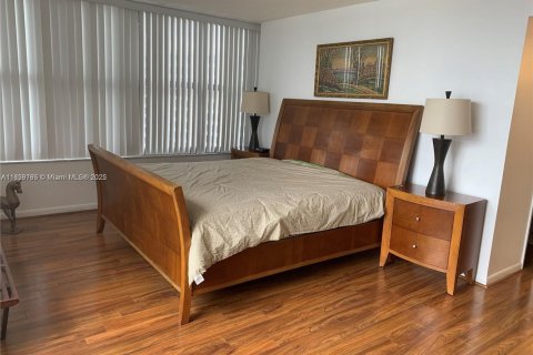 Condo in Hallandale Beach, Florida, 2 bedrooms  № 1921023 - photo 3