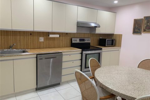 Condo in Hallandale Beach, Florida, 2 bedrooms  № 1921023 - photo 4