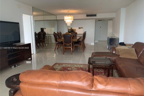 Condo in Hallandale Beach, Florida, 2 bedrooms  № 1921023 - photo 18