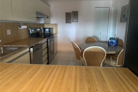 Condo in Hallandale Beach, Florida, 2 bedrooms  № 1921023 - photo 14