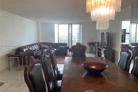 Condo in Hallandale Beach, Florida, 2 bedrooms  № 1921023 - photo 2