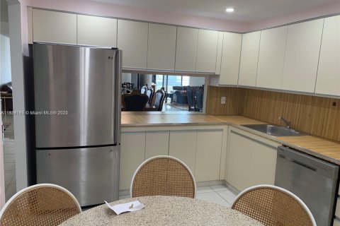 Condo in Hallandale Beach, Florida, 2 bedrooms  № 1921023 - photo 17