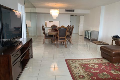 Condo in Hallandale Beach, Florida, 2 bedrooms  № 1921023 - photo 6