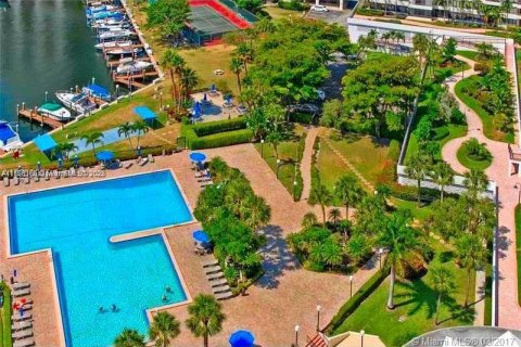 Condo in Hallandale Beach, Florida, 2 bedrooms  № 1921023 - photo 30