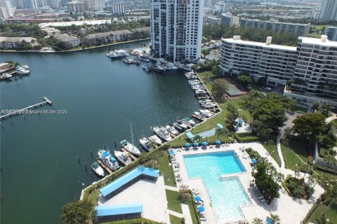 Condo in Hallandale Beach, Florida, 2 bedrooms  № 1921023 - photo 21