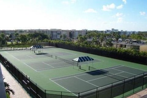 Condo in Hallandale Beach, Florida, 2 bedrooms  № 1921023 - photo 27