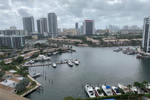 Condo in Hallandale Beach, Florida, 2 bedrooms  № 1921023 - photo 20