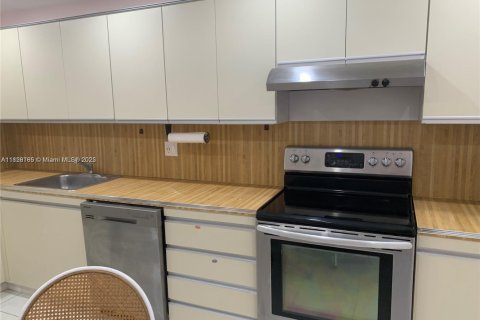 Condo in Hallandale Beach, Florida, 2 bedrooms  № 1921023 - photo 13