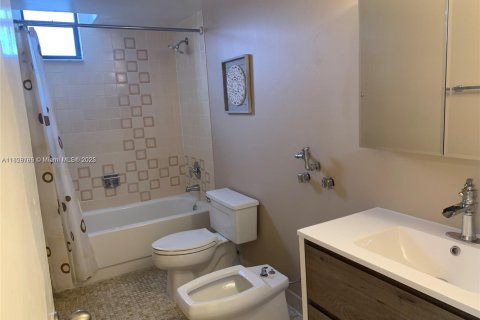 Condo in Hallandale Beach, Florida, 2 bedrooms  № 1921023 - photo 5