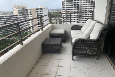 Condo in Hallandale Beach, Florida, 2 bedrooms  № 1921023 - photo 16