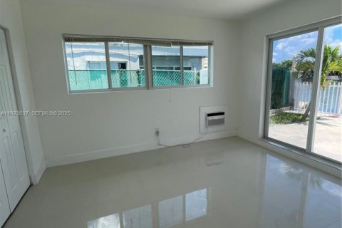 Appartement à louer à Miami Beach, Floride: 2 chambres, 326.09 m2 № 1976612 - photo 12