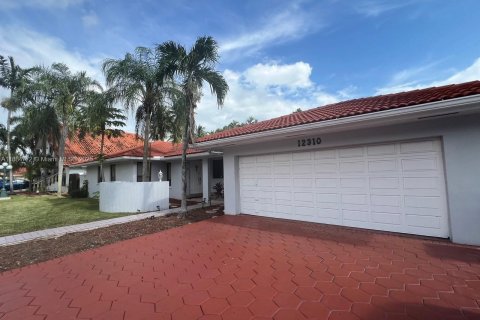 Villa ou maison à louer à Miami, Floride: 4 chambres, 201.6 m2 № 1930353 - photo 5