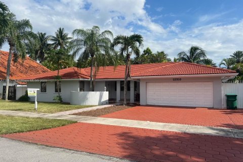 Villa ou maison à louer à Miami, Floride: 4 chambres, 201.6 m2 № 1930353 - photo 1