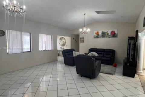Villa ou maison à louer à Miami, Floride: 4 chambres, 201.6 m2 № 1930353 - photo 8