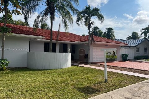 Villa ou maison à louer à Miami, Floride: 4 chambres, 201.6 m2 № 1930353 - photo 3