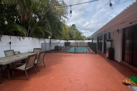 Villa ou maison à louer à Miami, Floride: 4 chambres, 201.6 m2 № 1930353 - photo 12