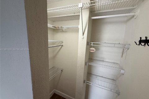 Villa ou maison à louer à Miami, Floride: 1 chambre, 5017.28 m2 № 2021834 - photo 5