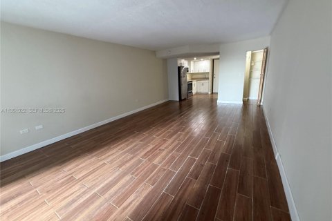 Villa ou maison à louer à Miami, Floride: 1 chambre, 5017.28 m2 № 2021834 - photo 3