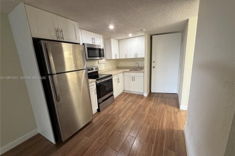 Villa ou maison à louer à Miami, Floride: 1 chambre, 5017.28 m2 № 2021834 - photo 2