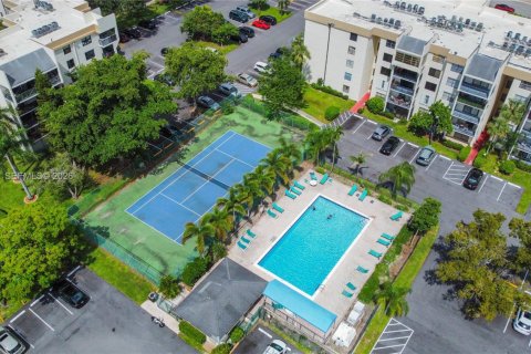 Copropriété à vendre à Tamarac, Floride: 2 chambres, 98.48 m2 № 1999390 - photo 15