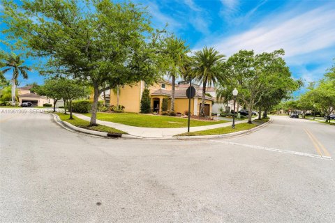 Снять в аренду виллу или дом в Уэстон, Флорида 4 спальни, 208.1м2, № 2023272 - фото 2