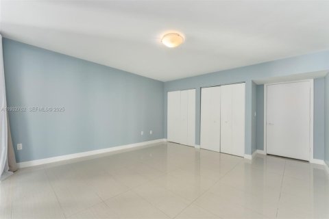 Condo in Miami, Florida, 3 bedrooms  № 1994102 - photo 14