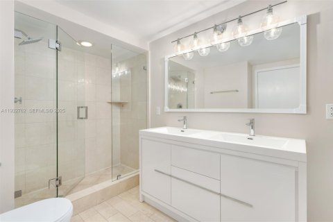 Condo in Miami, Florida, 3 bedrooms  № 1994102 - photo 19