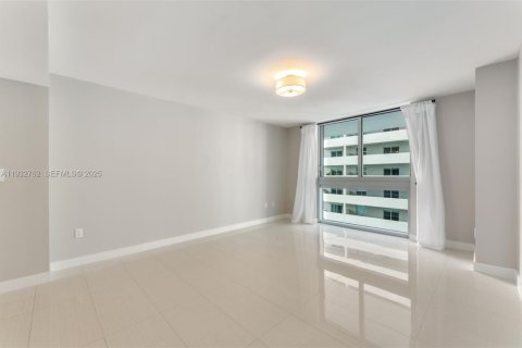 Condo in Miami, Florida, 3 bedrooms  № 1994102 - photo 16