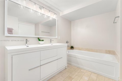 Condo in Miami, Florida, 3 bedrooms  № 1994102 - photo 18