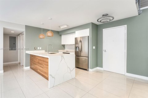 Condo in Miami, Florida, 3 bedrooms  № 1994102 - photo 4